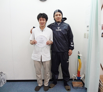 ﾖｰﾛｯﾊﾟ･ｱｼﾞｱで活躍中のプロサッカー選手・小川圭佑選手が来院されました